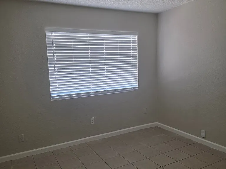 2905 S Chester Ave — Photo 4