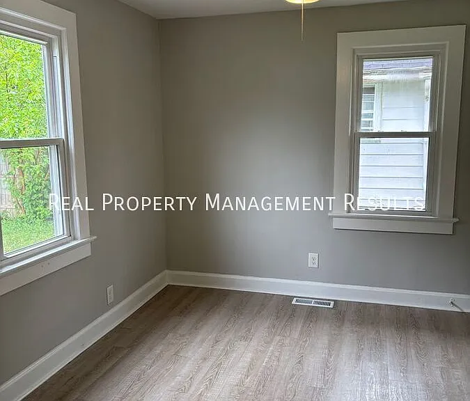 1111 Stanley Ave — Photo 8
