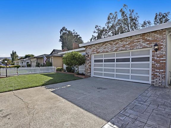 4th image of 2400 Crestmoor Dr