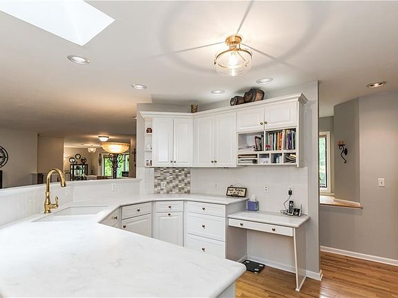 3rd image of 834 Oakwood St