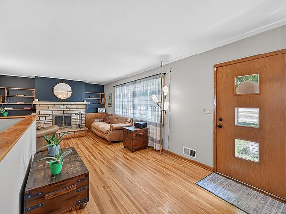 3rd image of 816 8th St