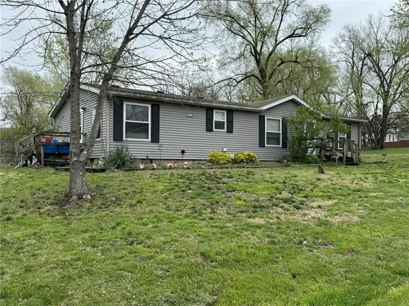 101 N Petroleus St, Paola, KS 66071