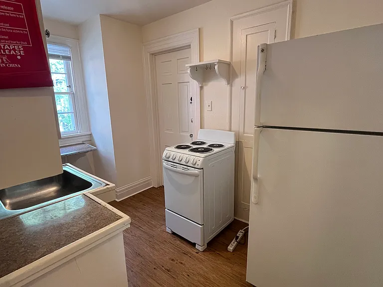 208 E 31st St #1 — Photo 10