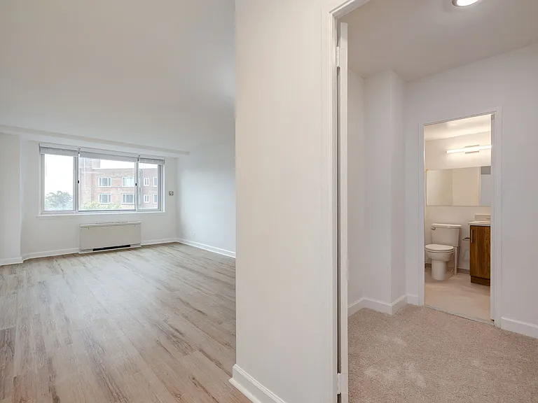 Quebec House Apartments — Photo 13