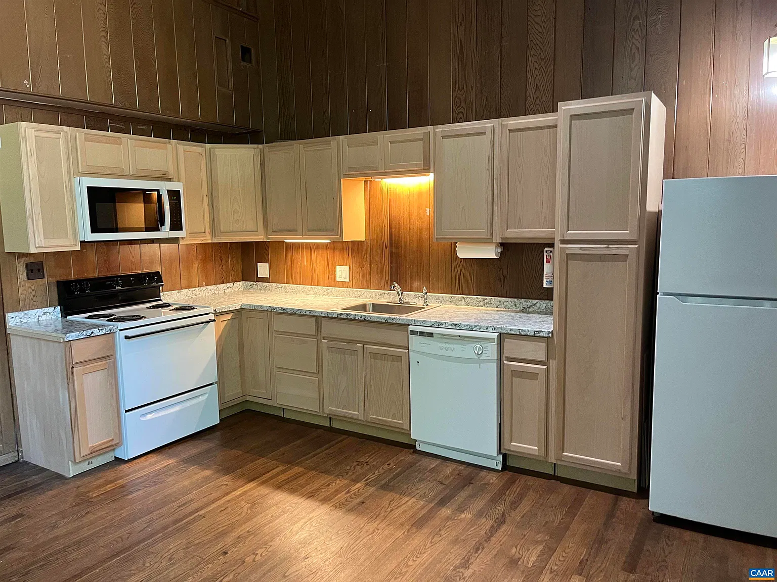 8 bed, 4.0 bath, 4001 sqft, $7,200 — Photo 2