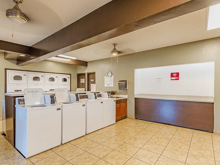 Ivanhoe Village Apartments — Photo 14