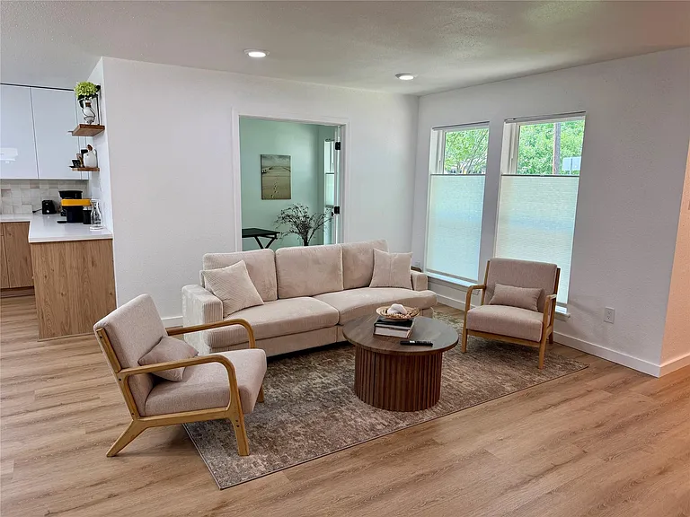 8515 Mullins Dr — Photo 6