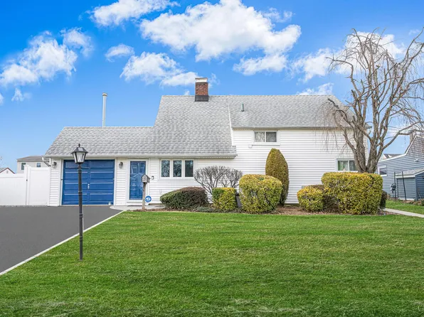 5 Acre Lane, Hicksville, NY 11801