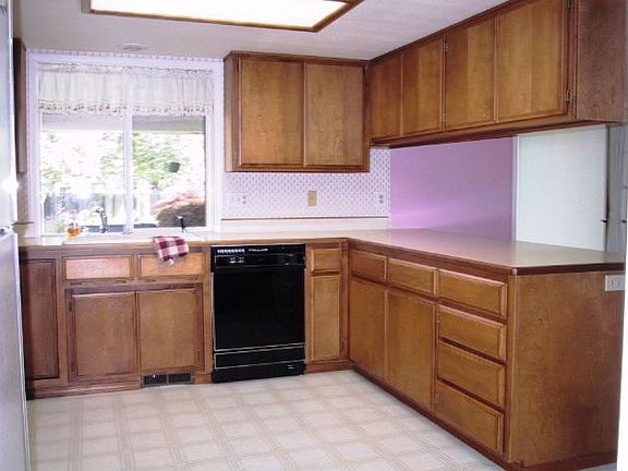 Lots of cabinets in the kitchen.