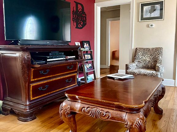 3rd image of 823 Sunset Dr