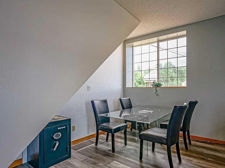 431 University St — Photo 17