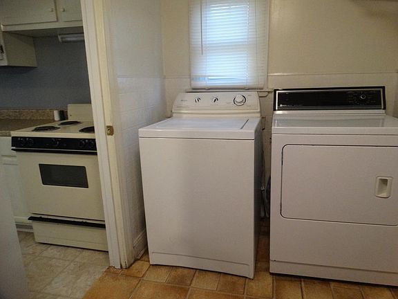Laundry room w/ half bath