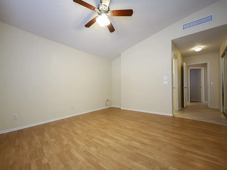 1656 W Wood Crest Ct — Photo 3