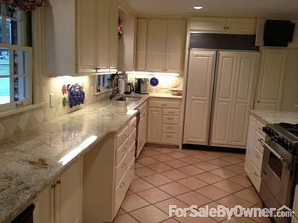 Kitchen
						:
						SubZero refrigerator
Warming drawer
Gas stove/elec oven
Butcher block
