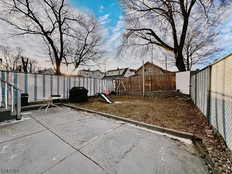 3 bed, 1.0 bath, $2,400 — Photo 3