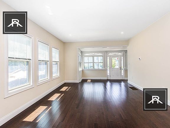 5th image of 122 Jerome St