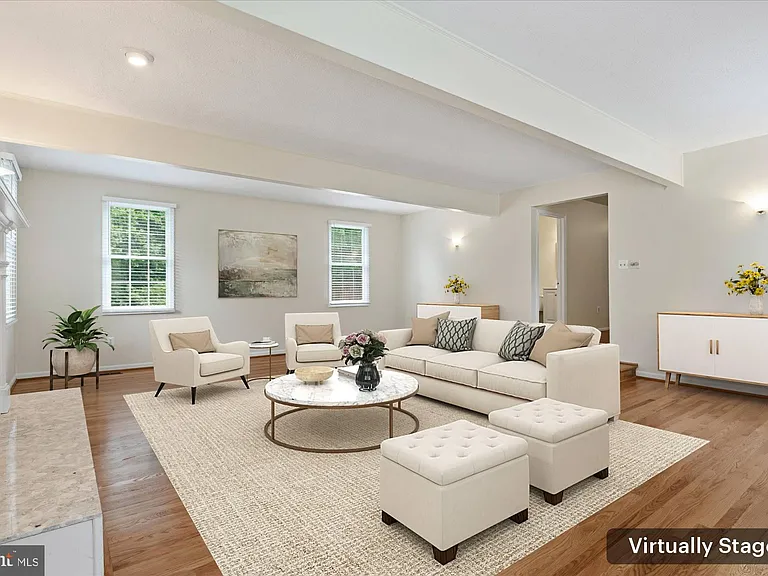 9708 Locust Hill Dr — Photo 8