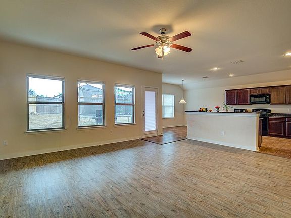 3rd image of 1821 Willowbrook Dr