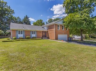 17 Orchard Way S, Potomac, MD 20854