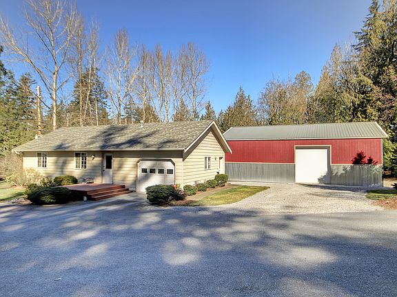 Detached studio and shop!