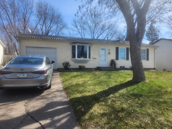 3615 Greenbrier Dr, Bettendorf, IA 52722