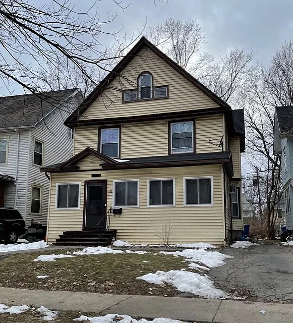 111 Warwick Ave photo 1