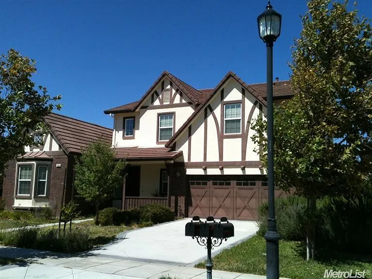 105 E Heritage Dr photo 1