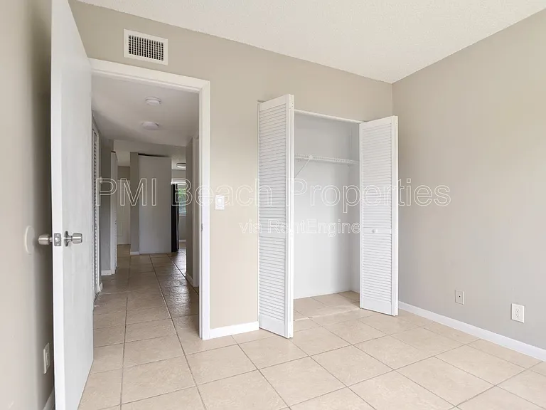 400 Nottingham Cir #D — Photo 9
