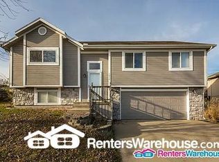 1012 E 16th St, Kearney, MO 64060
