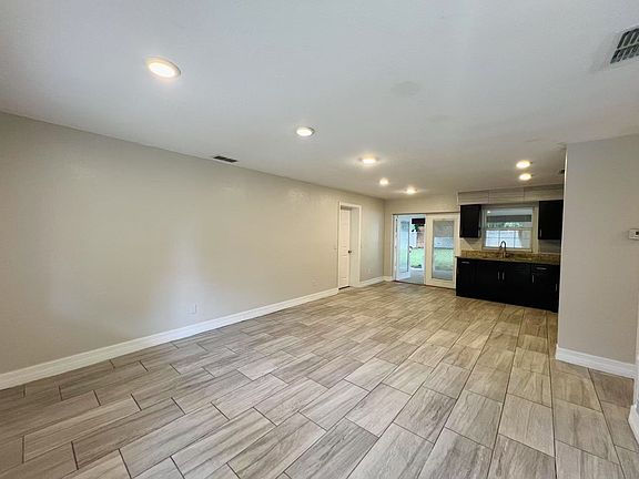 4th image of 734 Rolling Green Dr