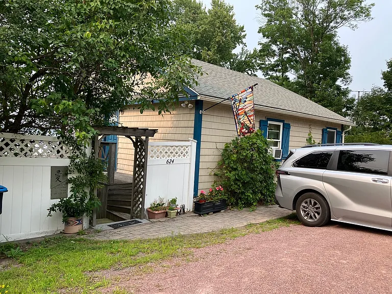 624 Bay Rd — Photo 12