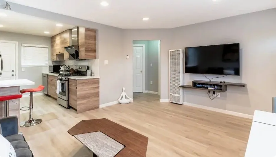 2 bed, 896 sqft, $6,600 — Photo 3