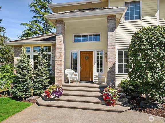 2nd image of 932 16th Avenue Ct SE