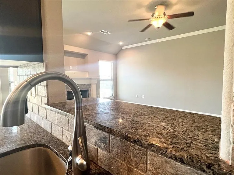 211 Genoa Way — Photo 7
