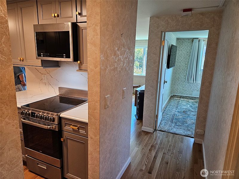 4th image of 919 2nd Avenue W #407