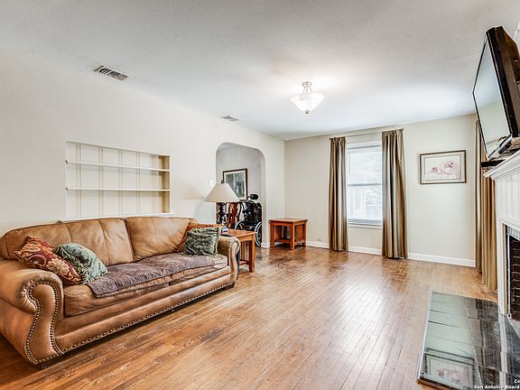 3rd image of 124 THORAIN BLVD