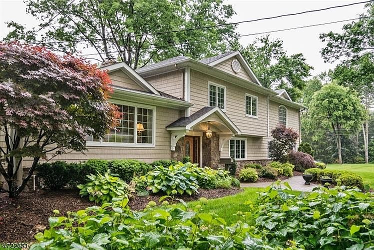 1st image of 383 Hampshire Ct