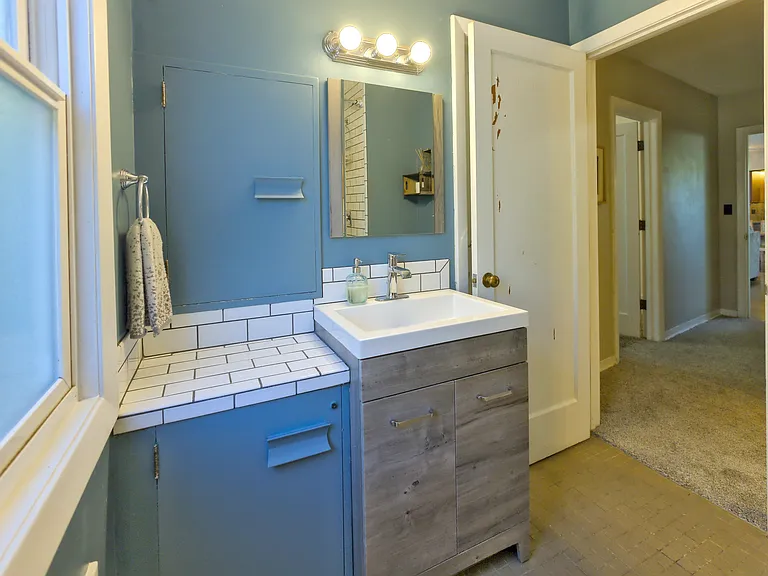 1027 W 29th Ave — Photo 14