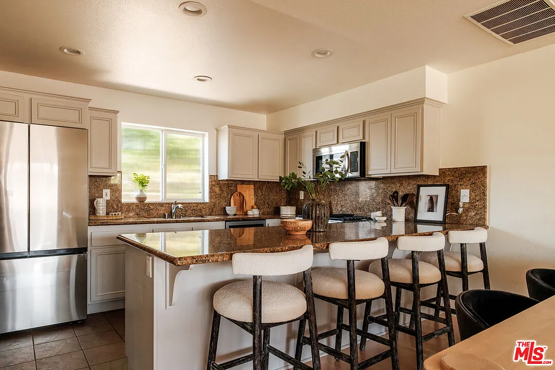 3 bed, 2.5 bath, 2360 sqft, $10,000 — Photo 4