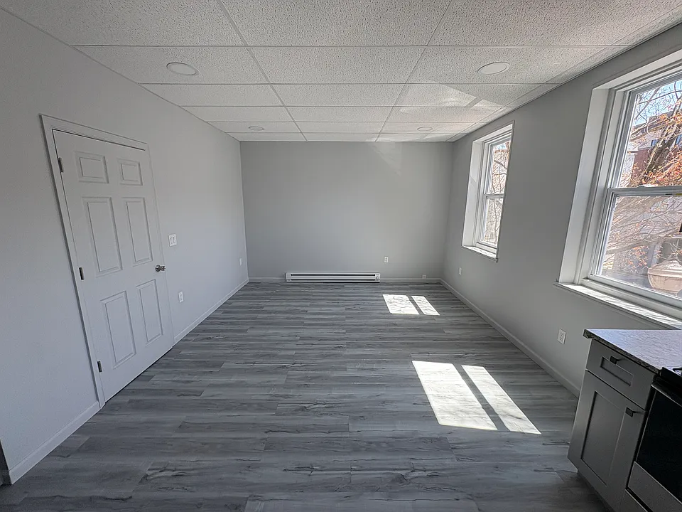 25 E 4th St #1