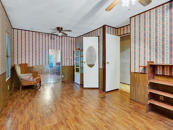 2nd image of 140 N Lake Cir
