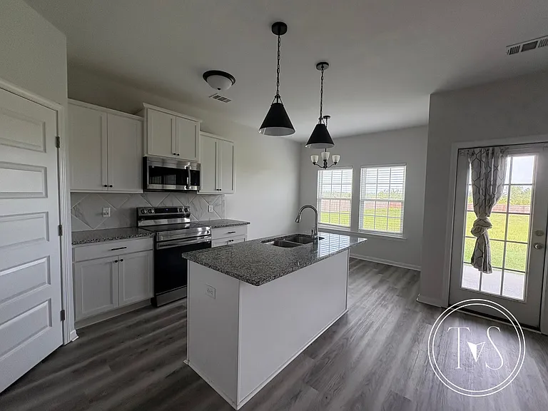 1661 SE Arnold Dr — Photo 4
