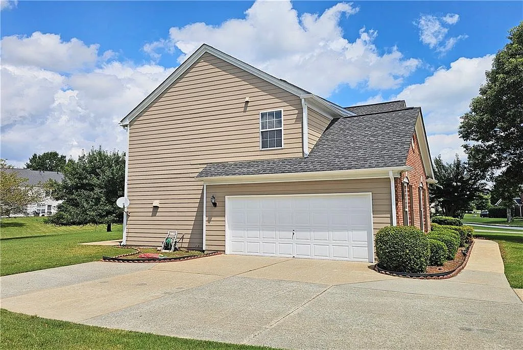 5 bed, 2.5 bath, 2974 sqft, $3,200 — Photo 4