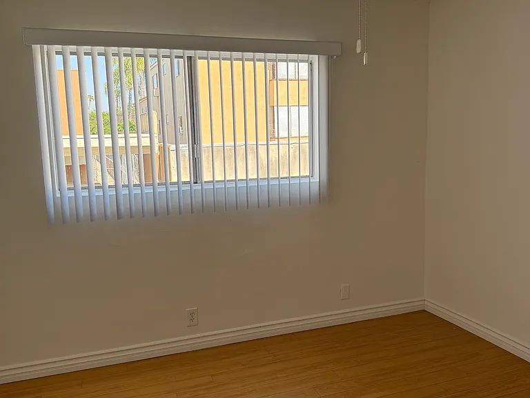 17830 Magnolia Blvd #5 — Photo 8