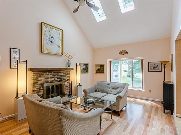 4th image of 448 Thrushwood Ln