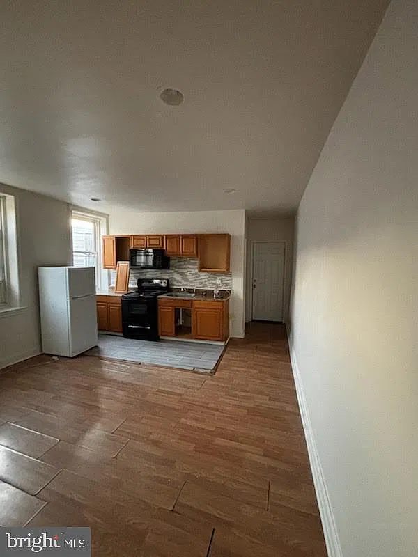 2 bed, 1.0 bath, 3272 sqft, $950 — Photo 1