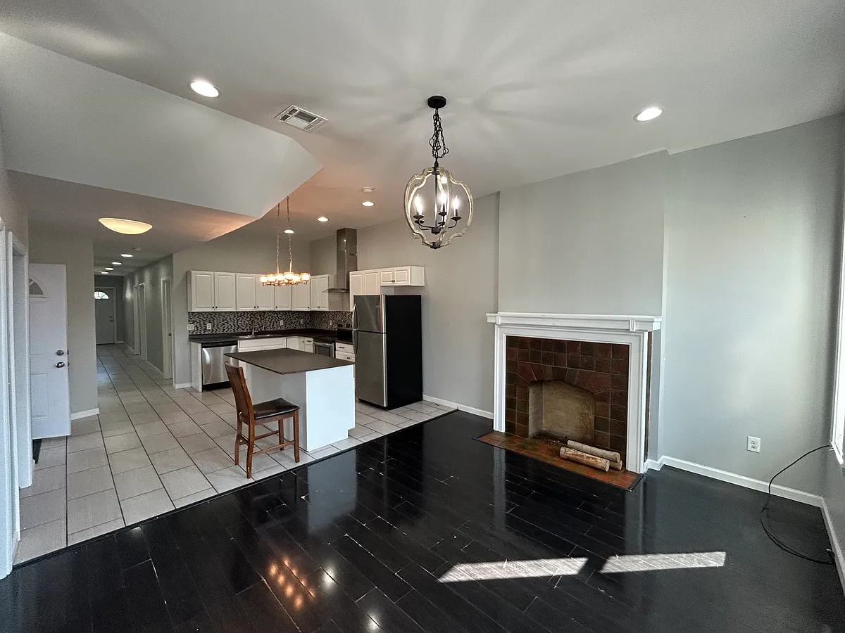 Building Photo - 414 W 8th St #2
