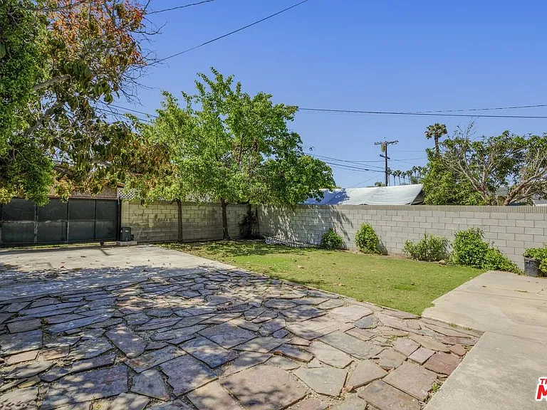 2230 W 30th St — Photo 29