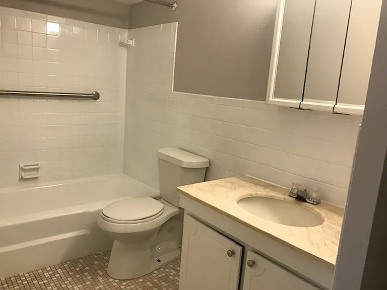 Apartment off 28th and Clyde Park Available — Photo 16
