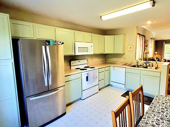 3rd image of 722 E Bayberry Ct E